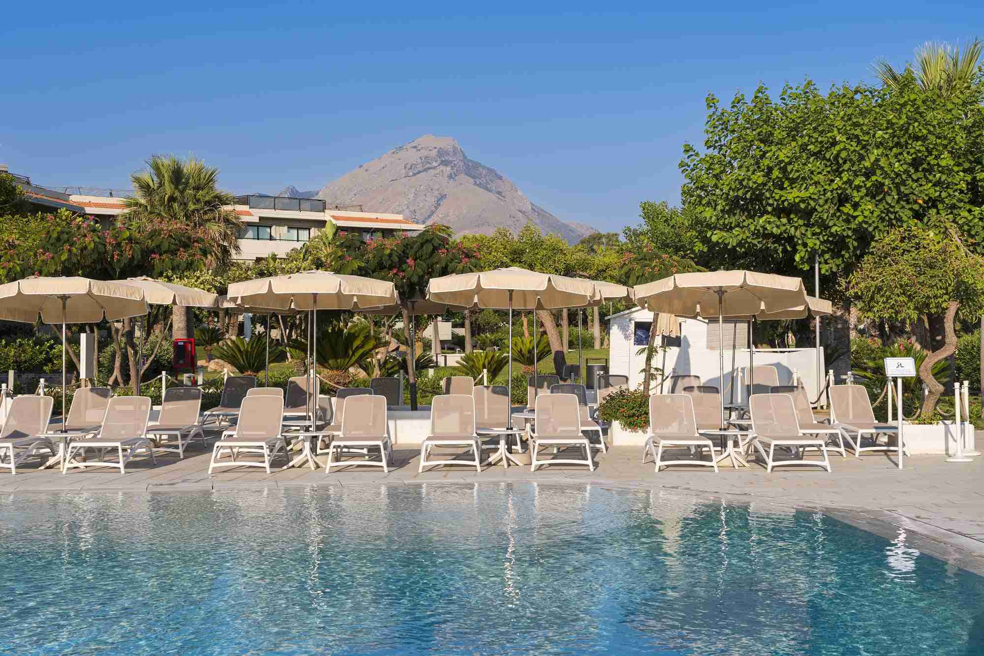 the_signature_level_at_grand_palladium_sicilia_piscina