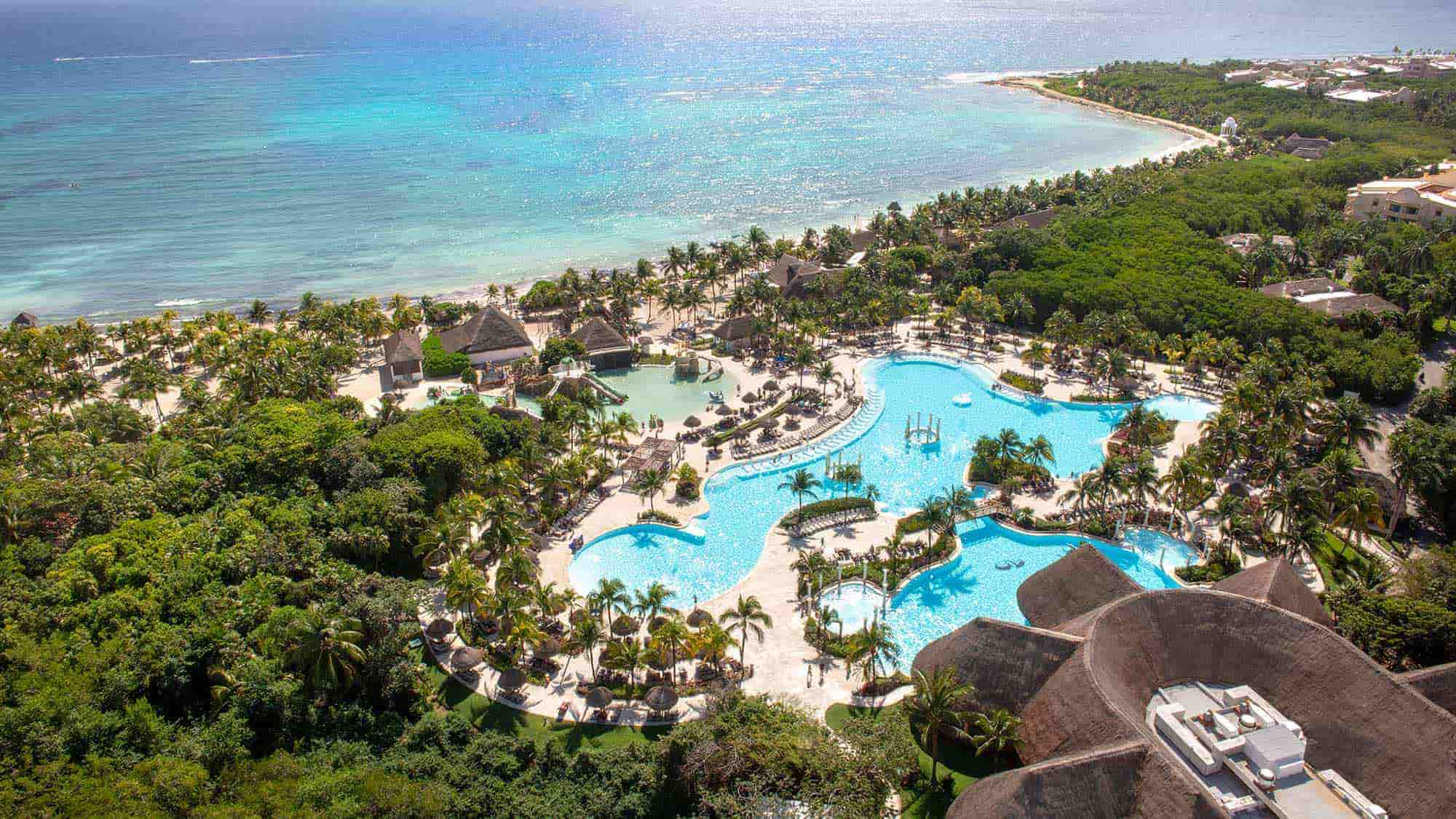 Grand-Palladium-Colonial-Resort-Spa_Vista-aérea-del-hotel-junto-a-la-playa
